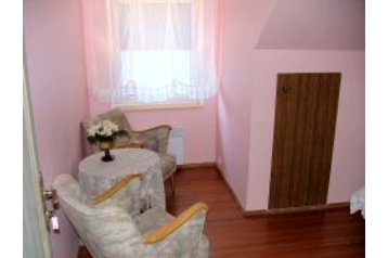 Letonia Privát Launkalne, Exterior